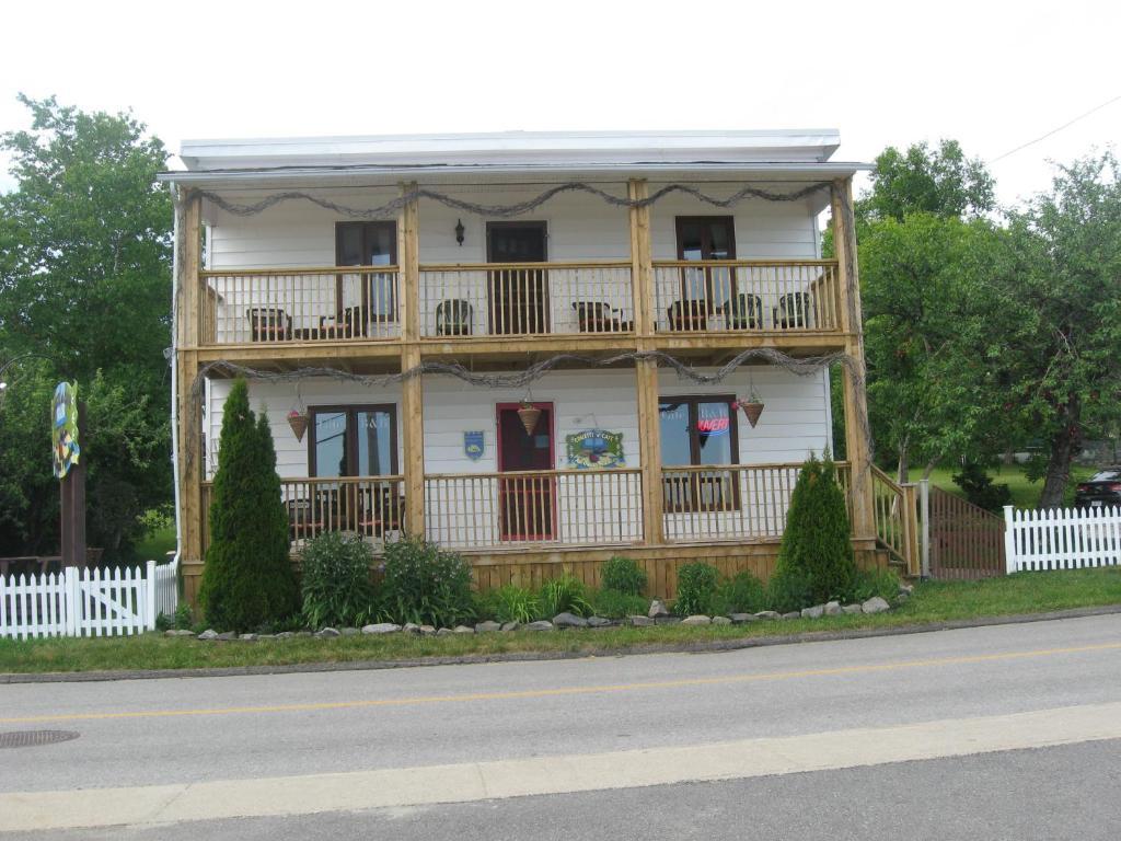 Gite Au Vieux Pommier Tadoussac Exterior photo